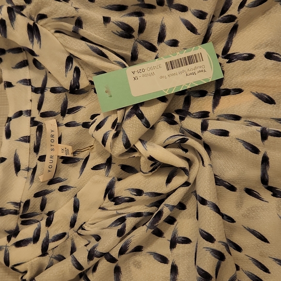 Your Story Daughtry Split Neck Top - Picture 2 of 4
